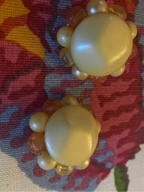 (JE3)Vintage Round Cluster Clip-On Earrings in White and Amber